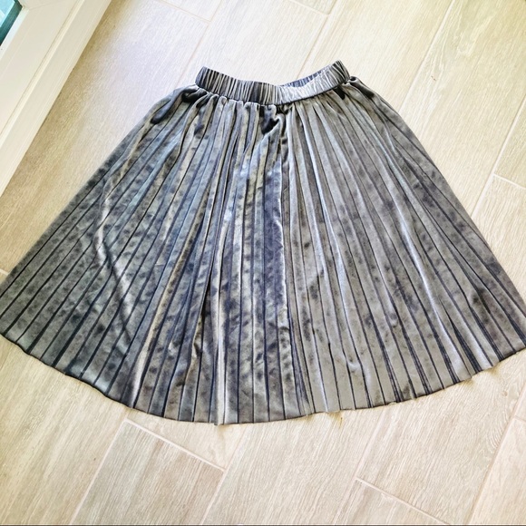 Beautiful Velvet Metallic Pleated Skirt - Picture 1 of 5